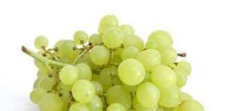 Table_grapes_on_white