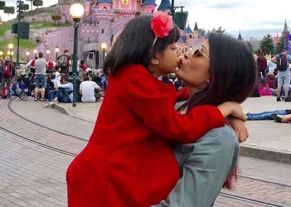 Aishwarya Rai Bachchan aradhya Disneyland