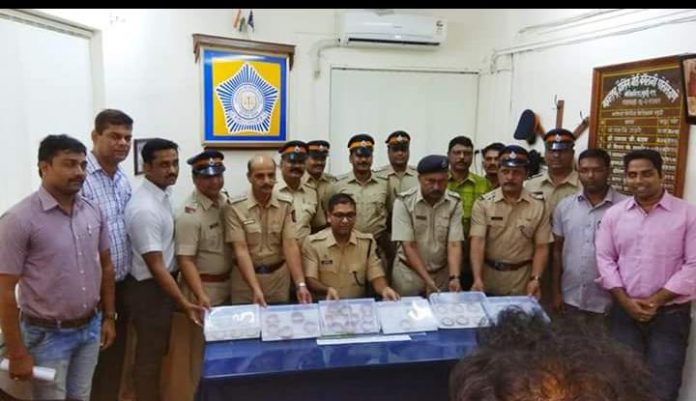 cops caught 9 thieves in 48 hours who looted 42 lakh rupees gold