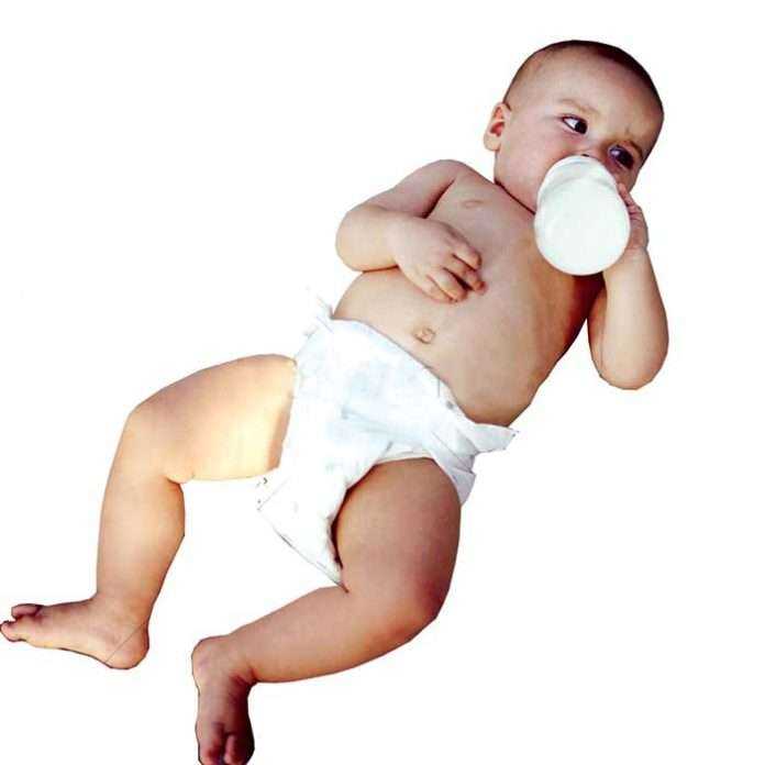 baby drinking milk from bottol