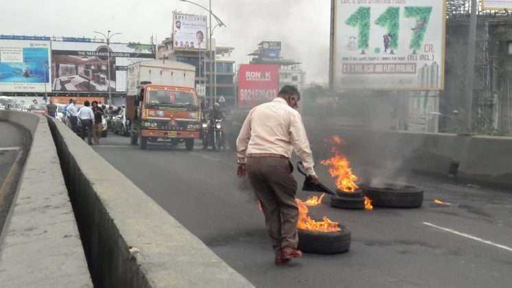 thane maratha agitators burnt tire