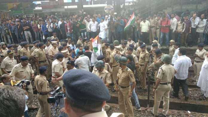 Bharat Bandh: Rail roko at andheri station by congress
