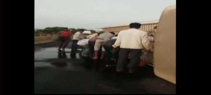 locals collect fuel from toppled tanker in karnataka