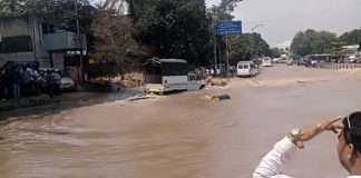 Pune: Mutha canal wall breaches, flooding in Dandekar bridge