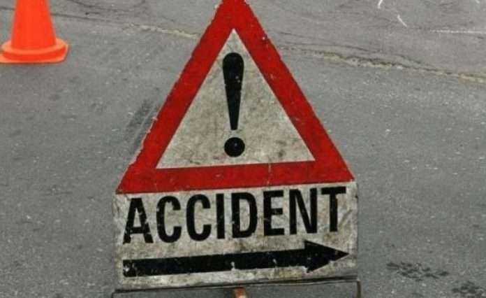 Two injured as oil truck overturns in Thane