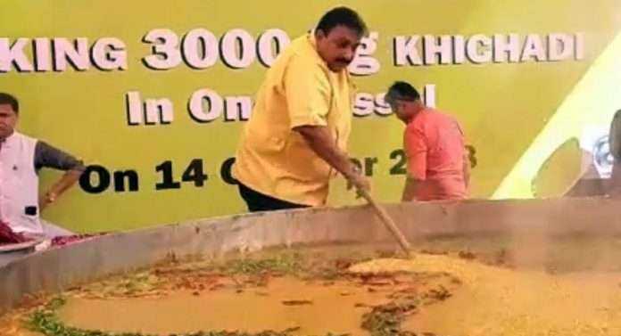 Chef Vishnu Manohar Made new world record of three thousand KG of Khichdi in Nagpur