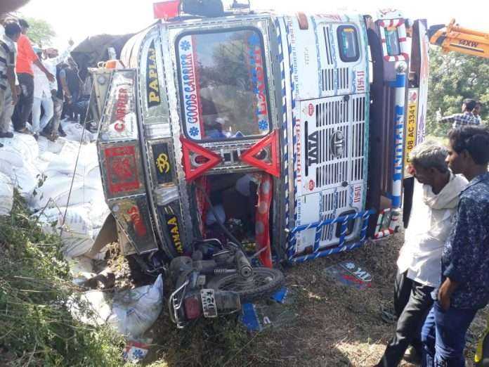 truck and bike accident in beed