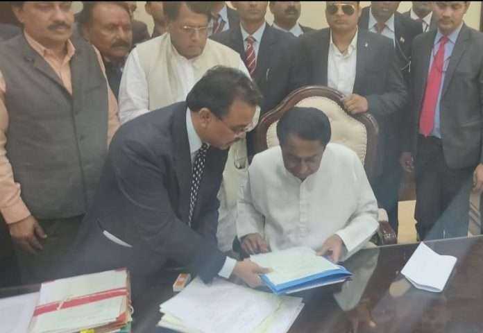 kamal nath signed farmers loan wave off file