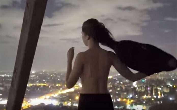 Pictures Of Couple 'Having Sex' On Top Of A Pyramid In Egypt