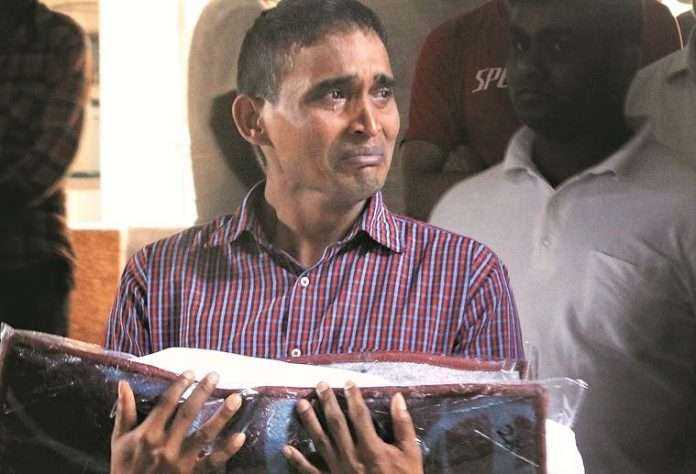 Andheri hospital fire : father used doormat to cover daughters dead body