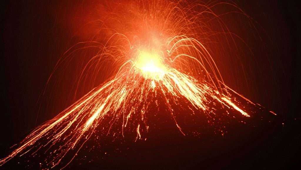 ज्वालामुखी उद्रेक – इंडोनेशीयात ४३ जणांचा मृत्यू तर ६०० जखमी