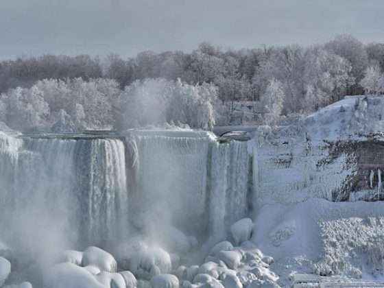 बर्फानं आच्छादलेला Niagara Falls