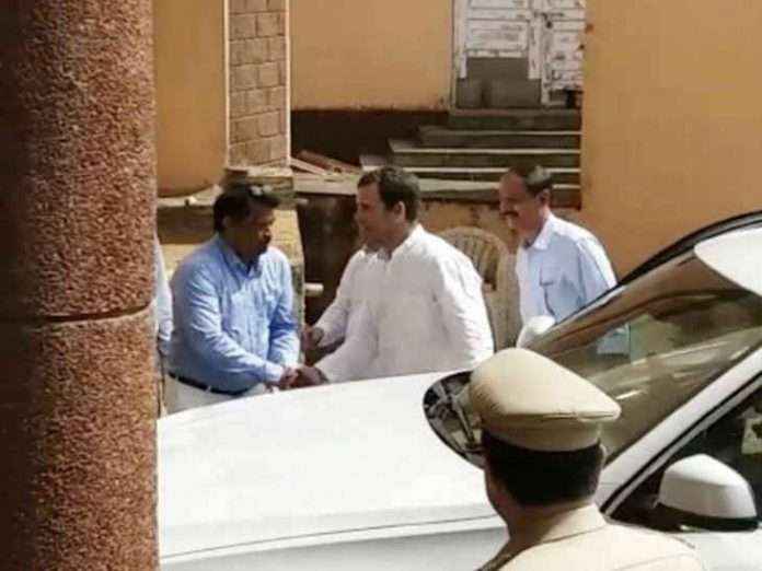 Rahul Gandhi Meets Manohar Parrikar in Goa assembly