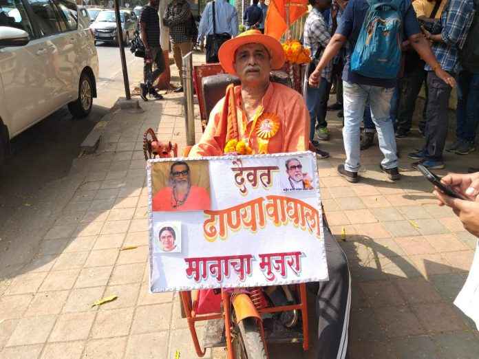Shivsena party worker Girish Patil on Cycle came to Shiv Bhavan fort For Balasaheb Thackeray birth anniversary