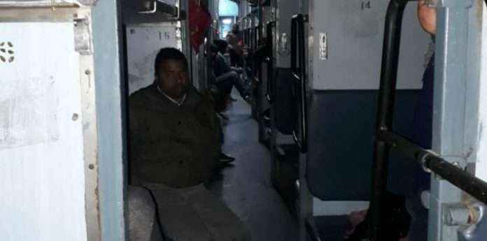 unidentified robbers looted new delhi bhagalpur express