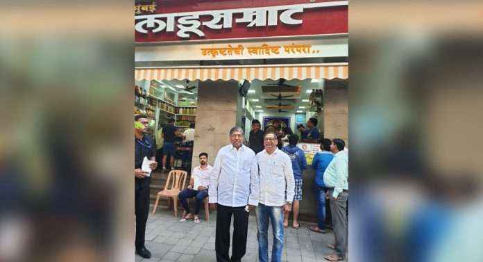 Revenue minister chandrakant patil eat batata vada in Lalbagh