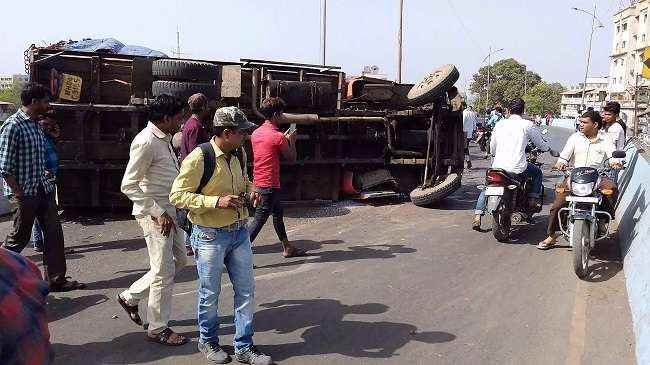 Truck accident in Mumbai Bhiwandi; 2 injured