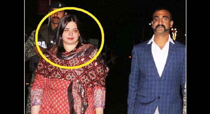 who was lady with wing commander abhinandan