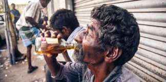 People are drinking alchohol in public in kalyan