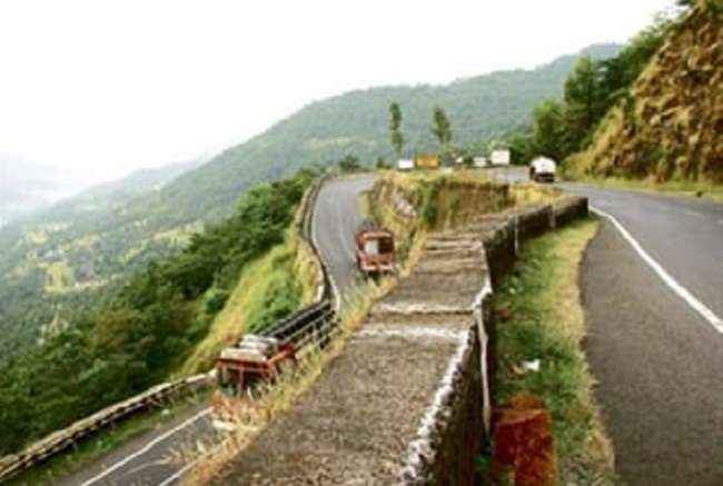 Due to the dilapidation of the Amboli Ghat, the impaired vehicles can be stopped
