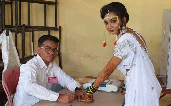 ulhasnagar bride first did voting and then go for marriage