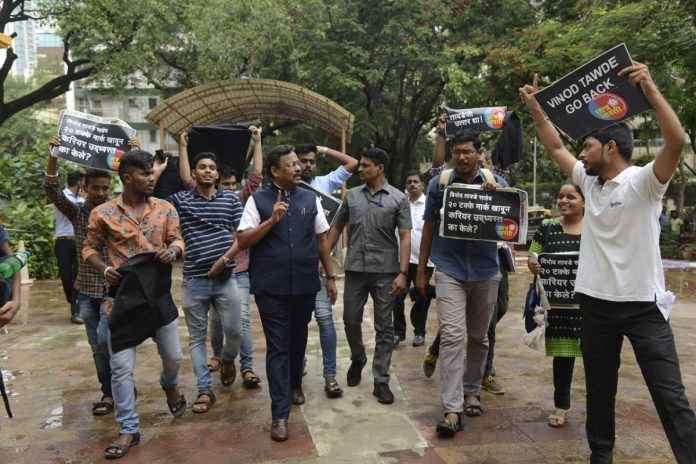 Black flags shown education minister chhatra bharti student wing in prabhadevi