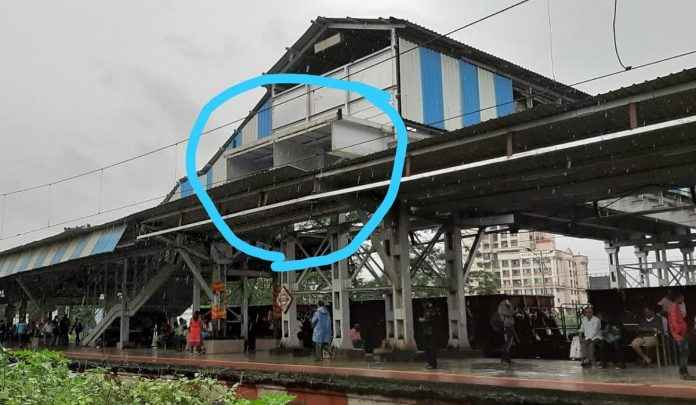 youth dies in a local in Vithalwadi station