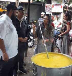 In Ulhasnagar, the leaders rushed to help the flood victims 1
