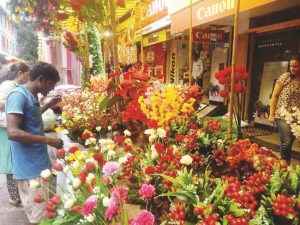 rush in market for Ganapati's arrival १