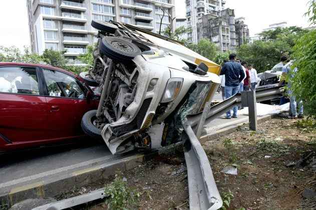 The accident of three cars in navi mumbai