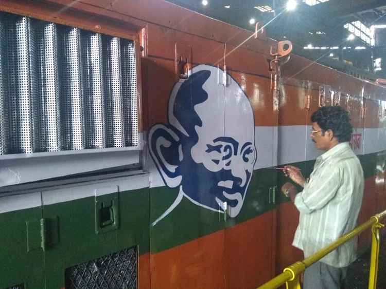 बापूंना आदरांजली! रेल्वेच्या २७ इंजिनांवर महात्मा गांधीचे चित्र