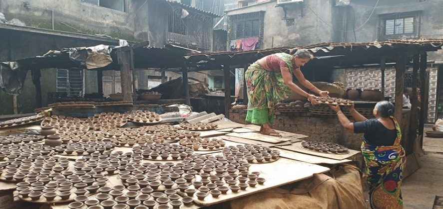 clay lamps made in dharavi kumbharwada at mumbai