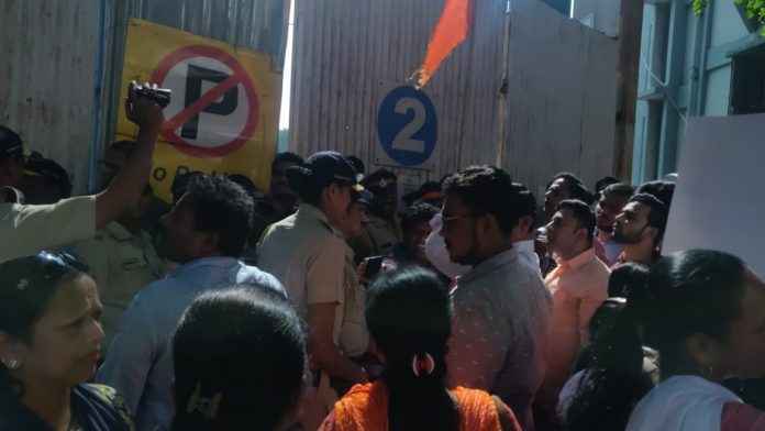 Shiv Sena agitation against metro in Girgaon