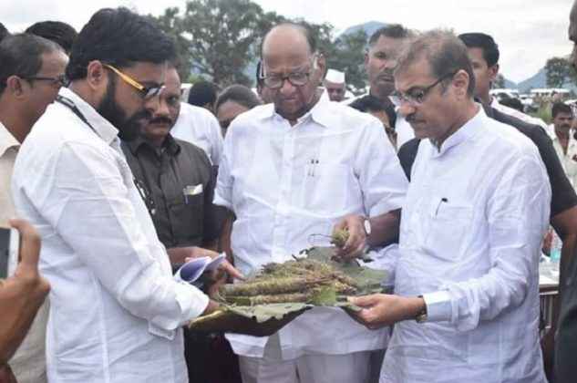 Farmers have presented misery to Sharad Pawar 8