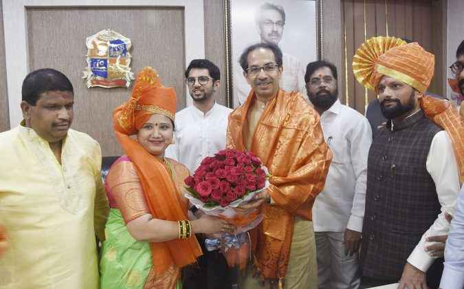 TMC Pallavi Kadam felicitated by Uddhav Thackeray