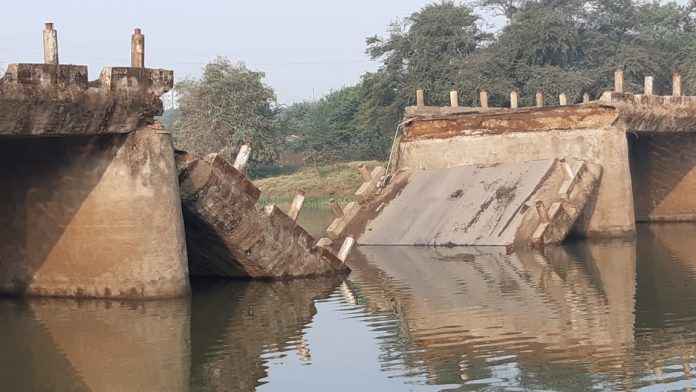 bridge over indrayani river in maval collapses major tragedy averted