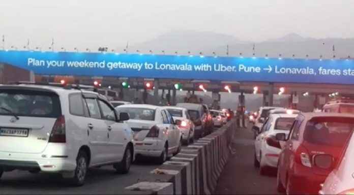 Long queue of vehicles on Pune-Mumbai fast track