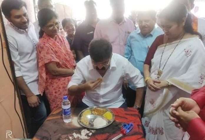 Jitendra awhad eat shiv bhojan thali