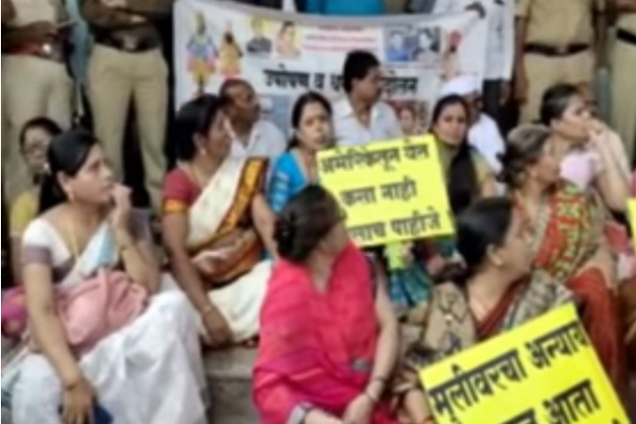 aurangabad vaijapur wife protest against to husband because of he did not return from united state