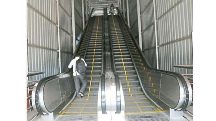 Mumbai Locals : People spooked by elevator's reverse swing, panic at Andheri station