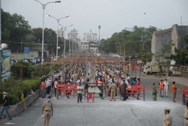 social distance in apmc market in navi mumbai