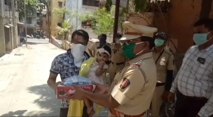 Kalyan police celebrated little girl's birthday