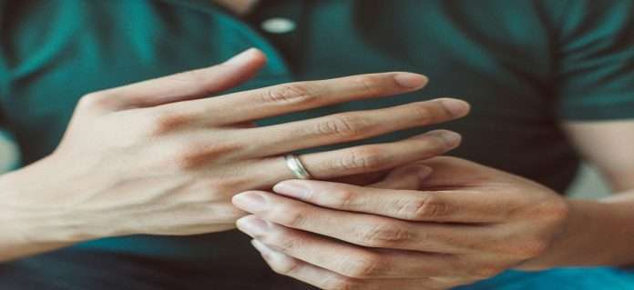 coronavirus men longer ring fingers lower risk of dying
