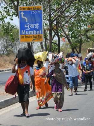 mumbai migrated people going to village