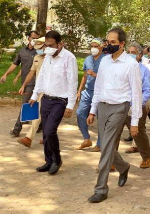 minister uddhav thackeray and sharad pawar visit mumbai corona center