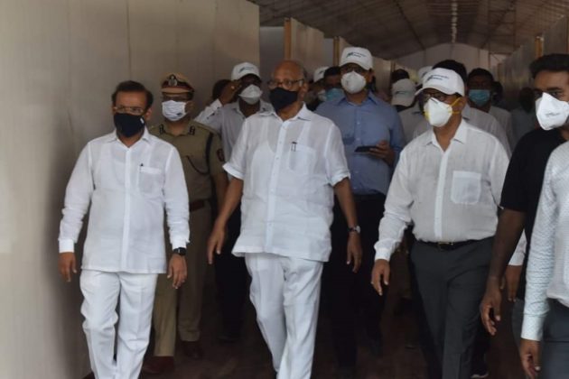 minister uddhav thackeray and sharad pawar visit mumbai corona center