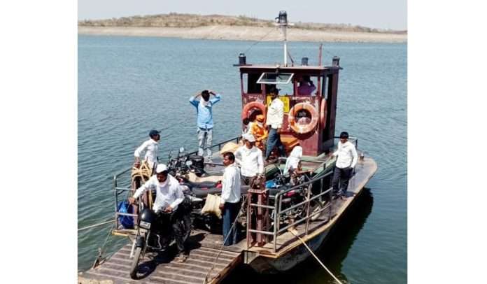 The journey of the mechanical boat on the Mula dam begins