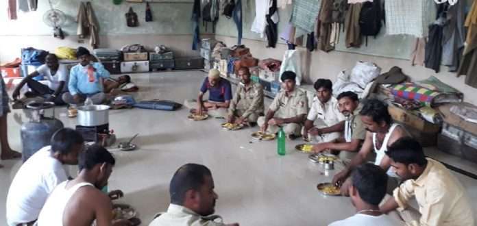 st workers having food at panvel depot