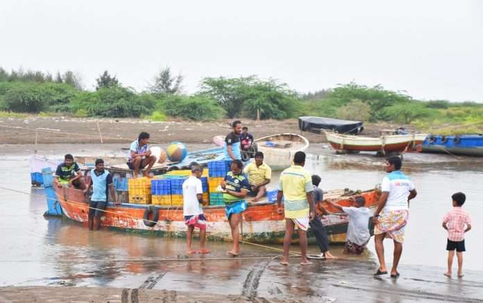 Cyclone Nisarga Mumbai 4 boat sea