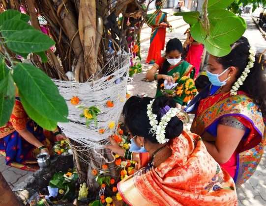 vat purnima 2020 women celebrated Vat Pournima by wearing masks and follow social distance